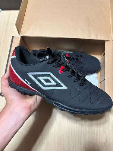 Chuteira Umbro Attak 3 Society Preta e Vermelha ( nova)