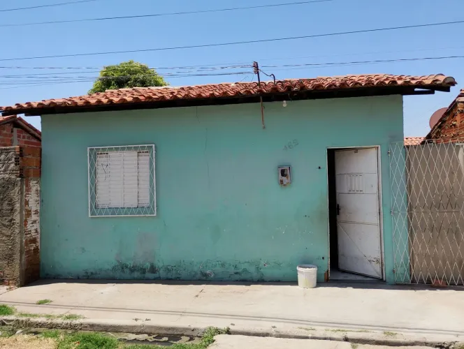 Vendo uma casa bem localizada perto de tudo