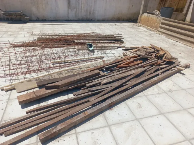 Treliça com concreto e madeiras