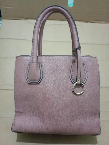 Bolsa de mão de couro com divisórias