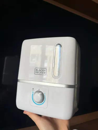 umidificador de ar portátil Black+Decker AIR1000 com capacidade para 2,5 litros.