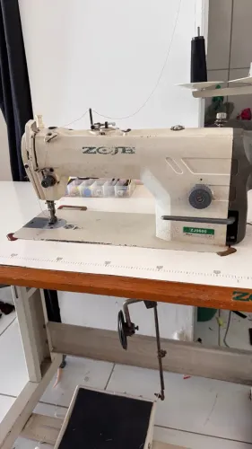 Máquina de costura reta