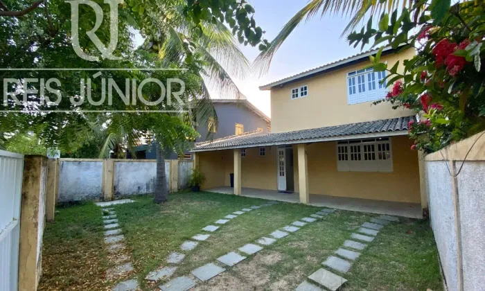 Casa escriturada, com piscina, a 70 m da Praia.