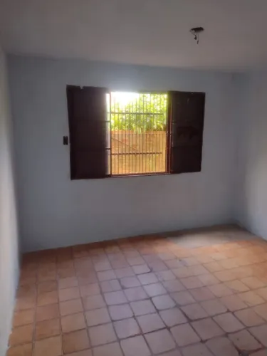 Aluga-se casa com 2 quartos, sala, cozinha, banheiro, IPTU, água, luz, condomínio e WI-FI