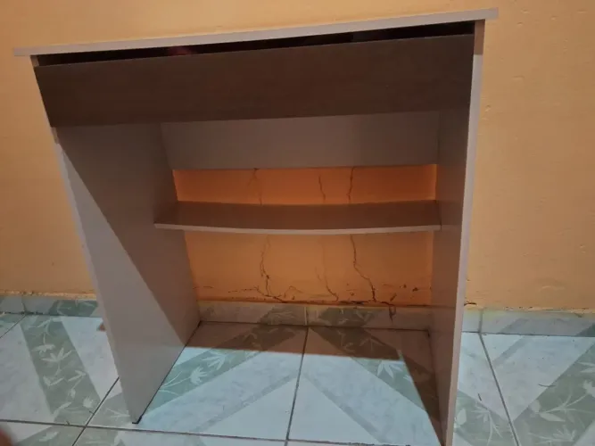 Escrivaninha e prateleiras 