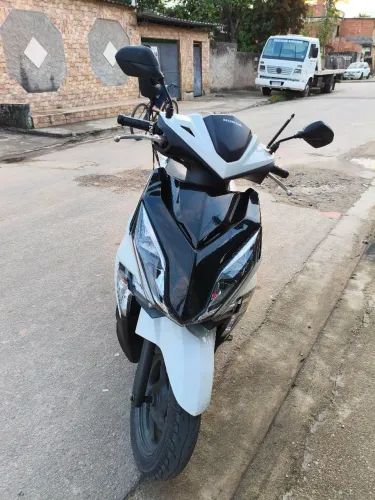Moto Elite única dona