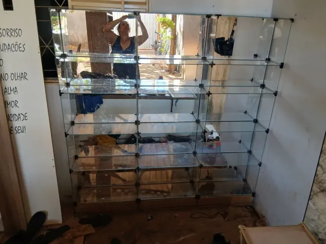vende-se prateleira de vidro com rodinha em boas condições de uso