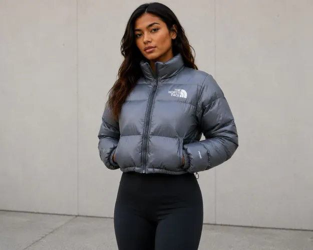 JAQUETA THE NORTH FACE NUPTSE CROPPED FEMININA