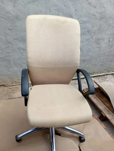 POLTRONA ESTOFADA - CONFORTO E ELEGÂNCIA!