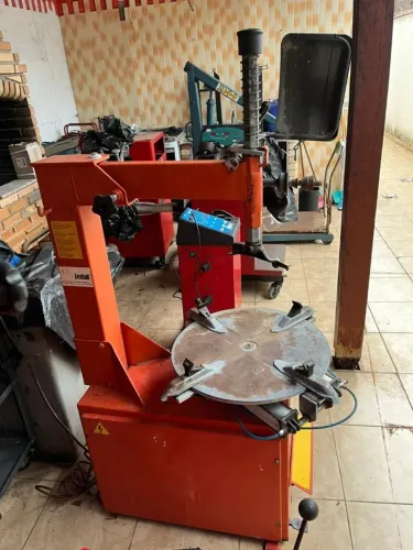 Desmontadora de pneu trifásica operacional