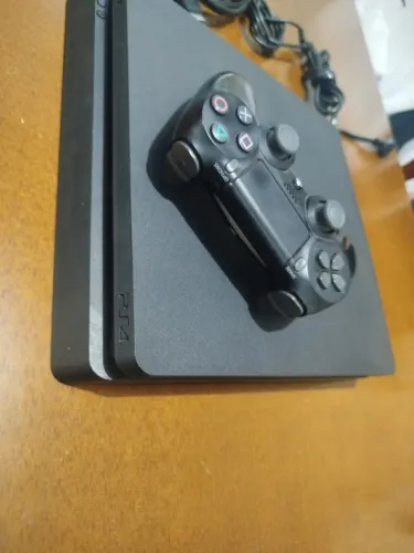 PS4 Slim em ótimo estado +4 jogos