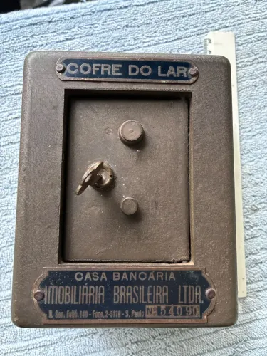 Cofrinho de ferro antigo anos 50/60 cofre do Lar raro