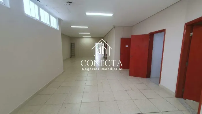 Prédio comercial e residencial no Martins