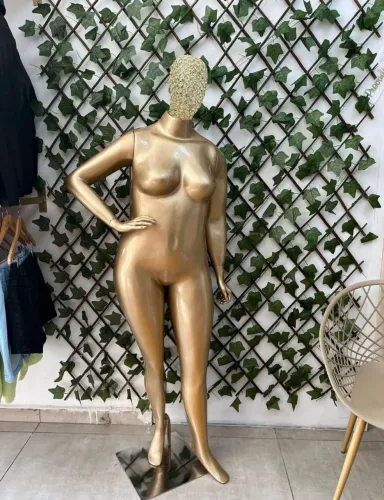 Manequim de fibra dourado com a cabeça aramada 