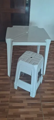 Mesa plástica e bancos