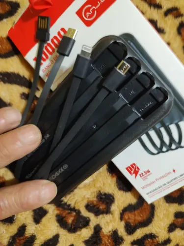 Vendo um carregador com quatro tipos de saída recebe carga para três celulares
