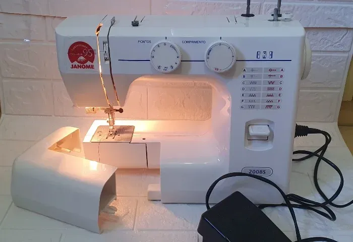 Máquina de costura marca: JANOME modelo 2008s R$700,00 uso 3 vezes