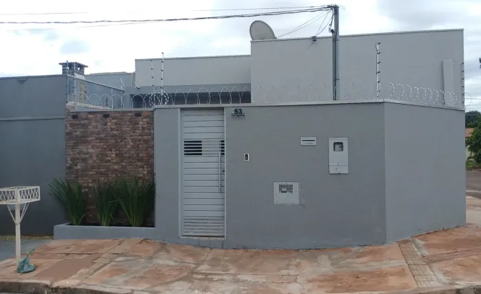 Alugo casa próxima a Raquel de Queiroz. 