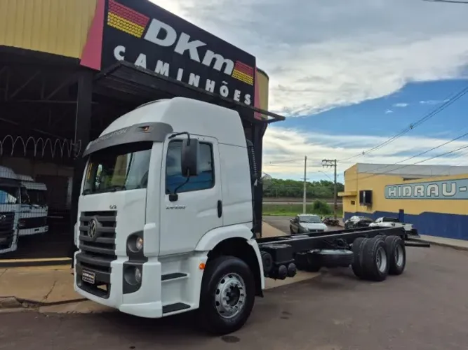 VW/24.250 Constellation 2011 com ar, 6x2 chassi