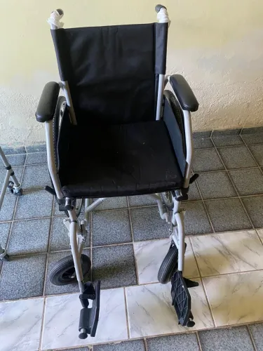 Vendo cadeira de roda + cadeira de banho usa poucos dias, valor 500,00
