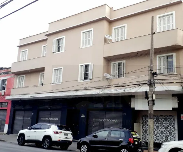 Prédio com dois andares mais quatro salões comerciais no térreo no Belem