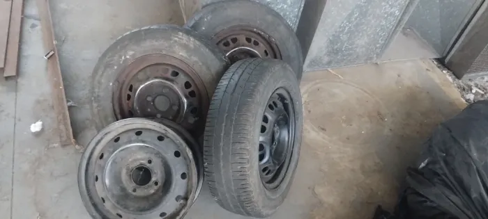 Vendo três steps com pneu e uma roda solta aro 13"