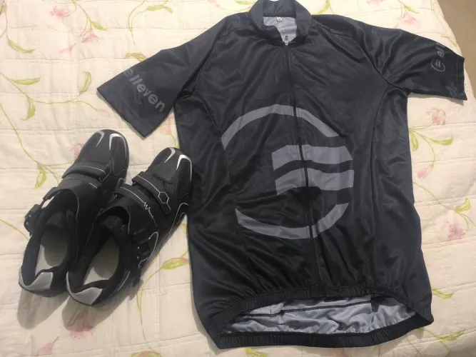Camisa e tênis ciclismo seminovos
