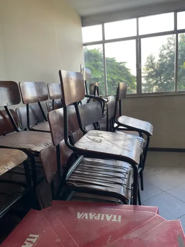Cadeira escolar estrutura de ferro