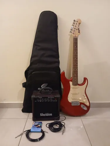 Guitarra, amplificador, capa, cabos e suporte de parede