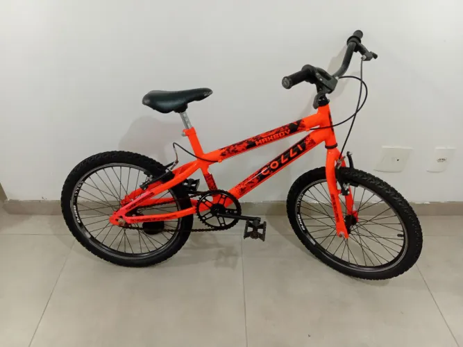 Bicicleta infantil laranja florescente