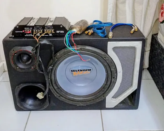 Caixa trio de som automotivo