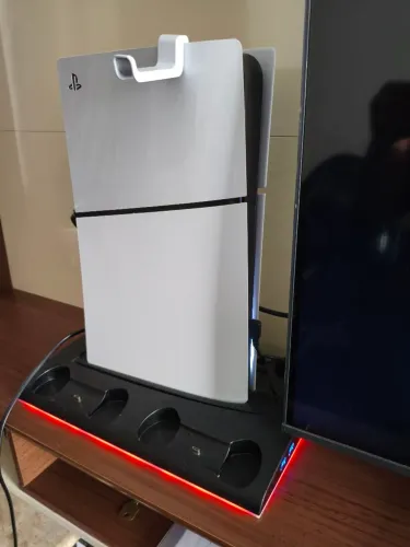 Ps5 sim 1tb 2 jogos + 2 controles + base de refrigeração