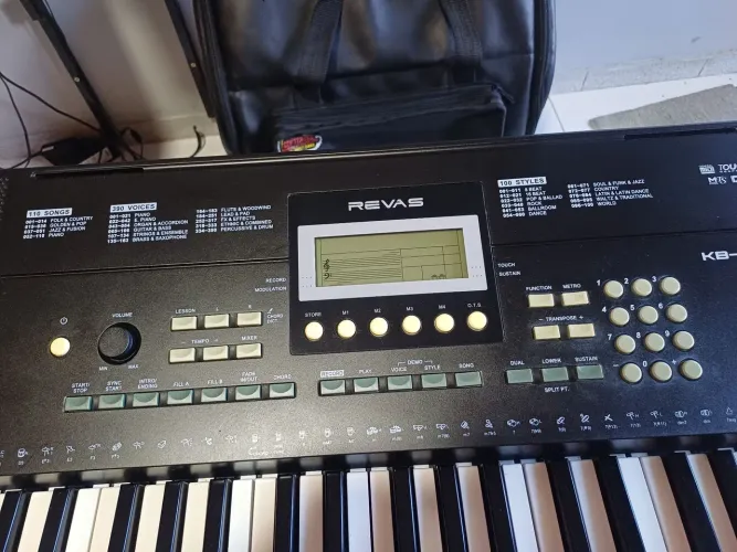 Teclado Roland relvas Kb330 em estado d3e novo.
