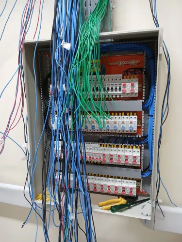 Serviços de instalação e manutenção elétrica..