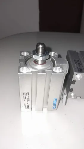 Cilindro pneumático compacto festo