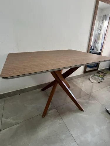 Mesa de vidro com até 6 lugares