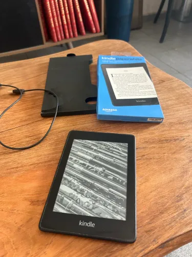 Kindle paperwhite - 10ª geração. Usado poucas vezes. Acompanha caixa e cabo.