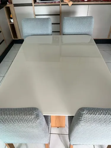Mesa de jantar 4 lugares moderna com cadeiras