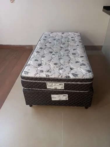Cama solteiro semi nova 