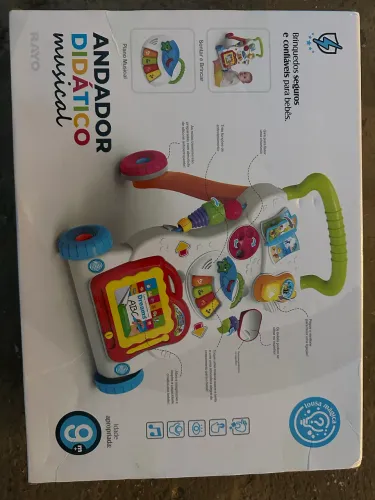 Andador infantil novo na caixa. Nunca usado.