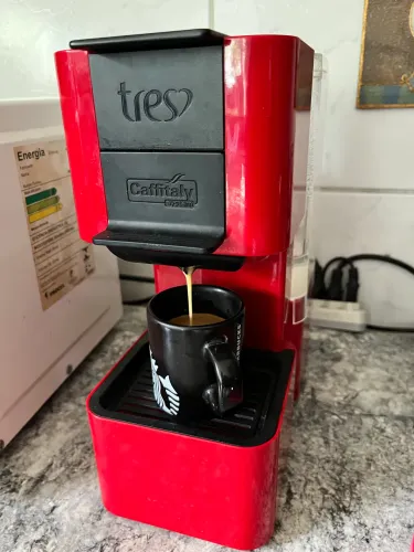 Cafeteira TRÊS CORAÇÕES de cápsula 