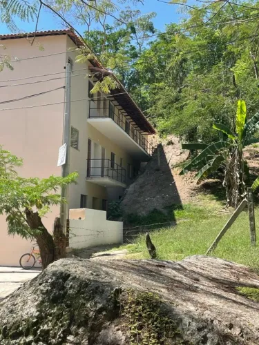 aluga-se kitnet , no micro bairro ecológico serra grande - niterói tel: *