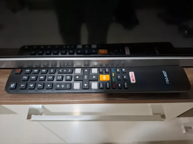 TV TCL 43 polegadas com detalhe