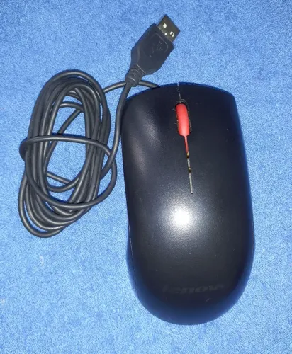 Mouse Lenovo USB Essential com fio preto...