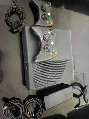 Xbox 360 com dois controles