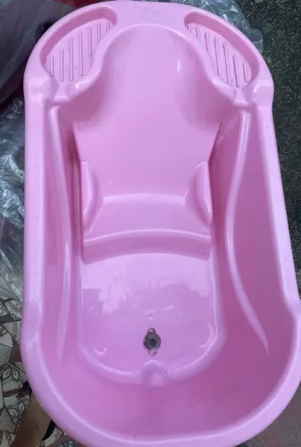 Banheira de bebê rosa
