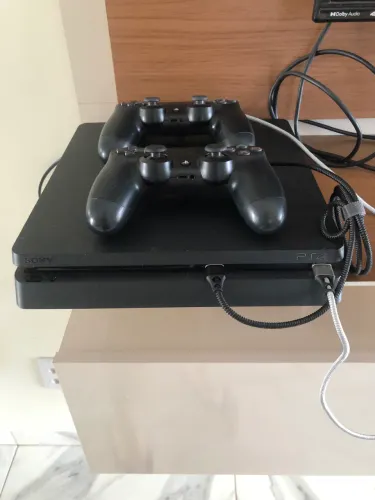 PS4 Slim 500GB Muito conservado 
