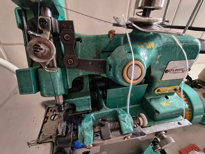 Maquina de costura overlock