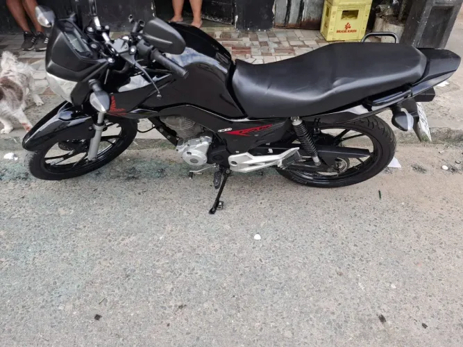 Moto único dono toda revisada muito nova