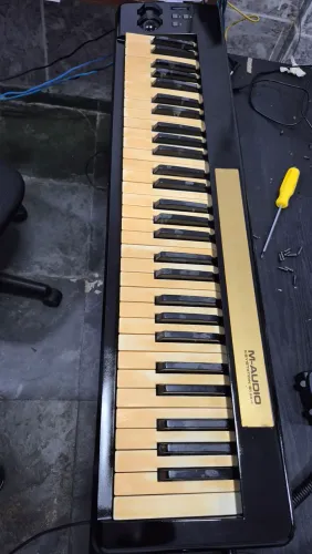 Controlador M audio Keystation 61es - modificado em piano